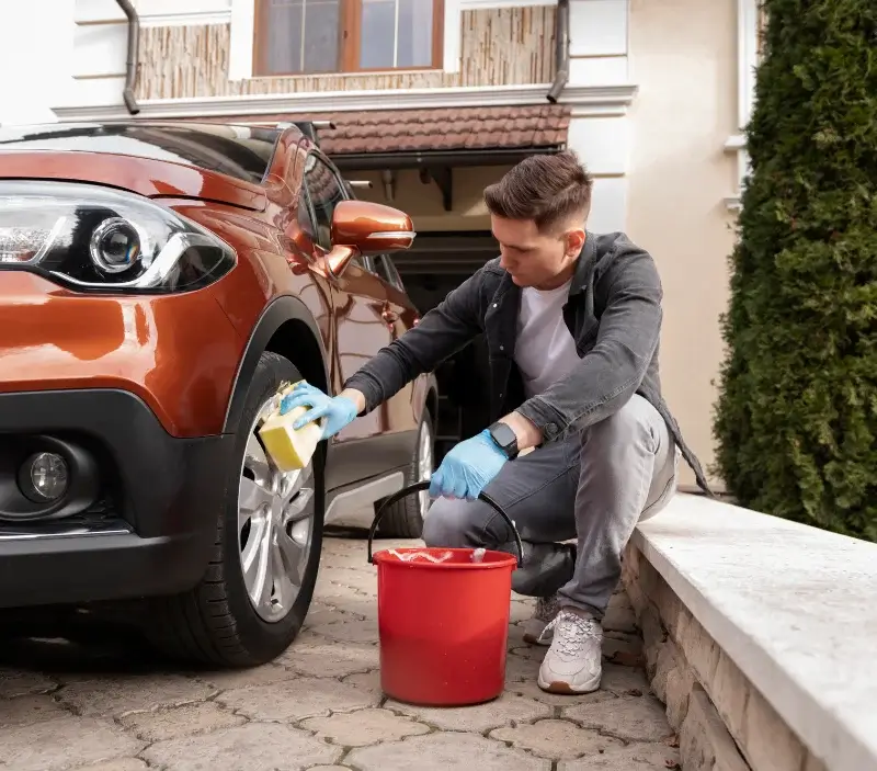 Lavage auto à domicile Conie-Molitard : professionnel intervenant sur un véhicule